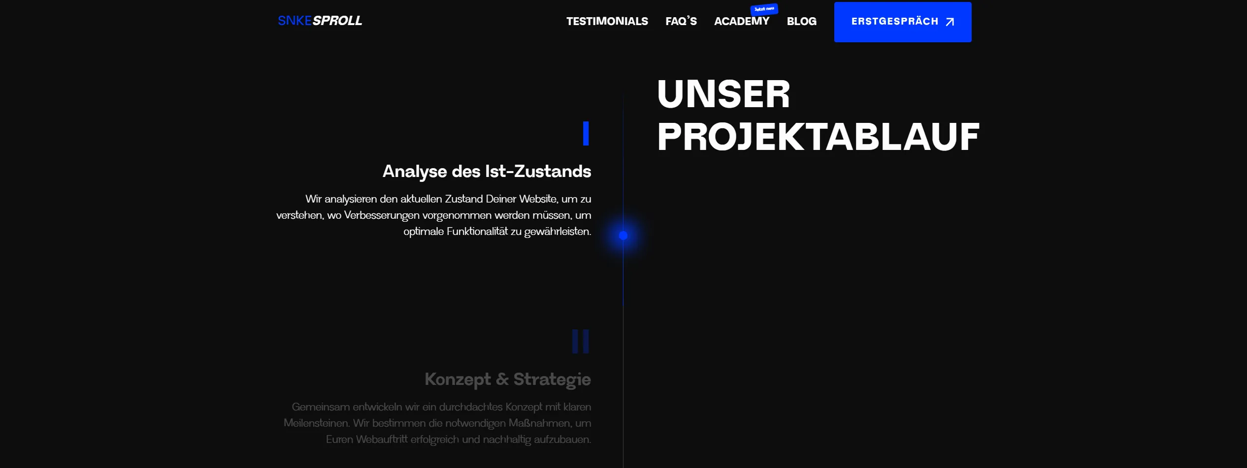 Screenshot einer Website mit schwarzem Hintergrund. Links befindet sich der Text zur 'Analyse des Ist-Zustands' mit Beschreibung, rechts steht groß 'Unser Projektablauf'. Oben ist die Navigation mit Menüeinträgen und einem blauen Button für das Erstgespräch sichtbar