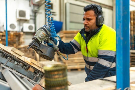 Save Costs With Recycled Pallet Materials - Man working on a recycling pallet company