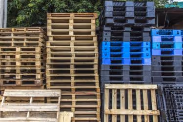 Plastic vs. Wood Pallets