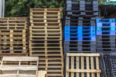 Plastic vs. Wood Pallets
