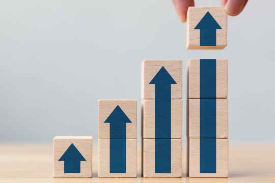8 Ways Pallet Companies Can Increase Sales - Arrows showing growth