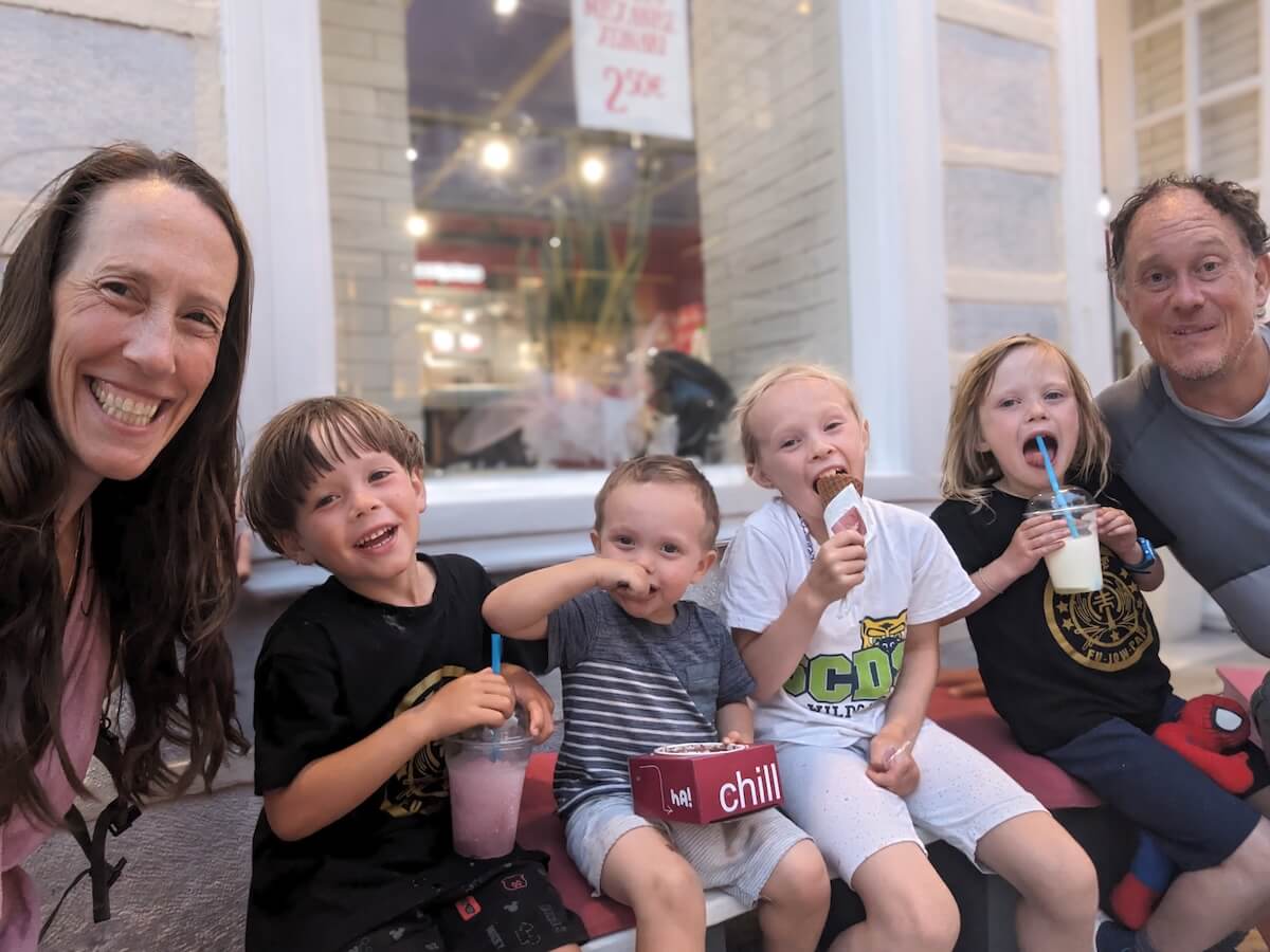 A big travel family enjoy icecreams