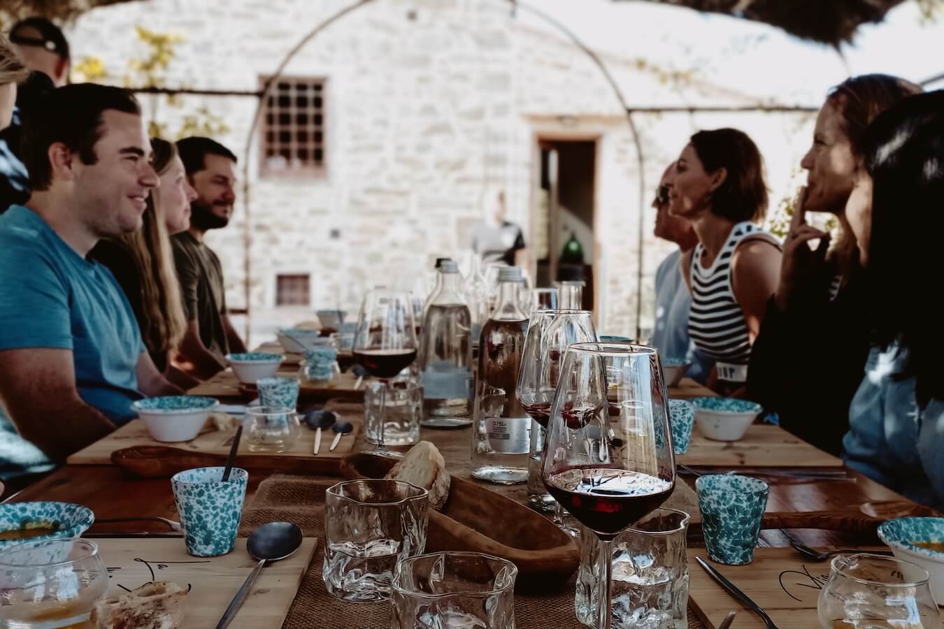 Boundless Life families enjoy a summer lunch outdoors