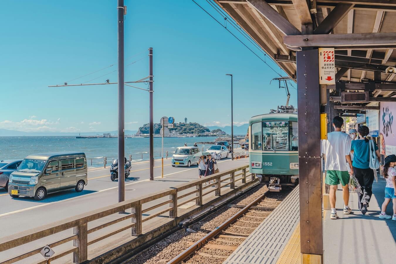 The Enoden train in Kamakura coming along the tracks on a beautiful sunny day.