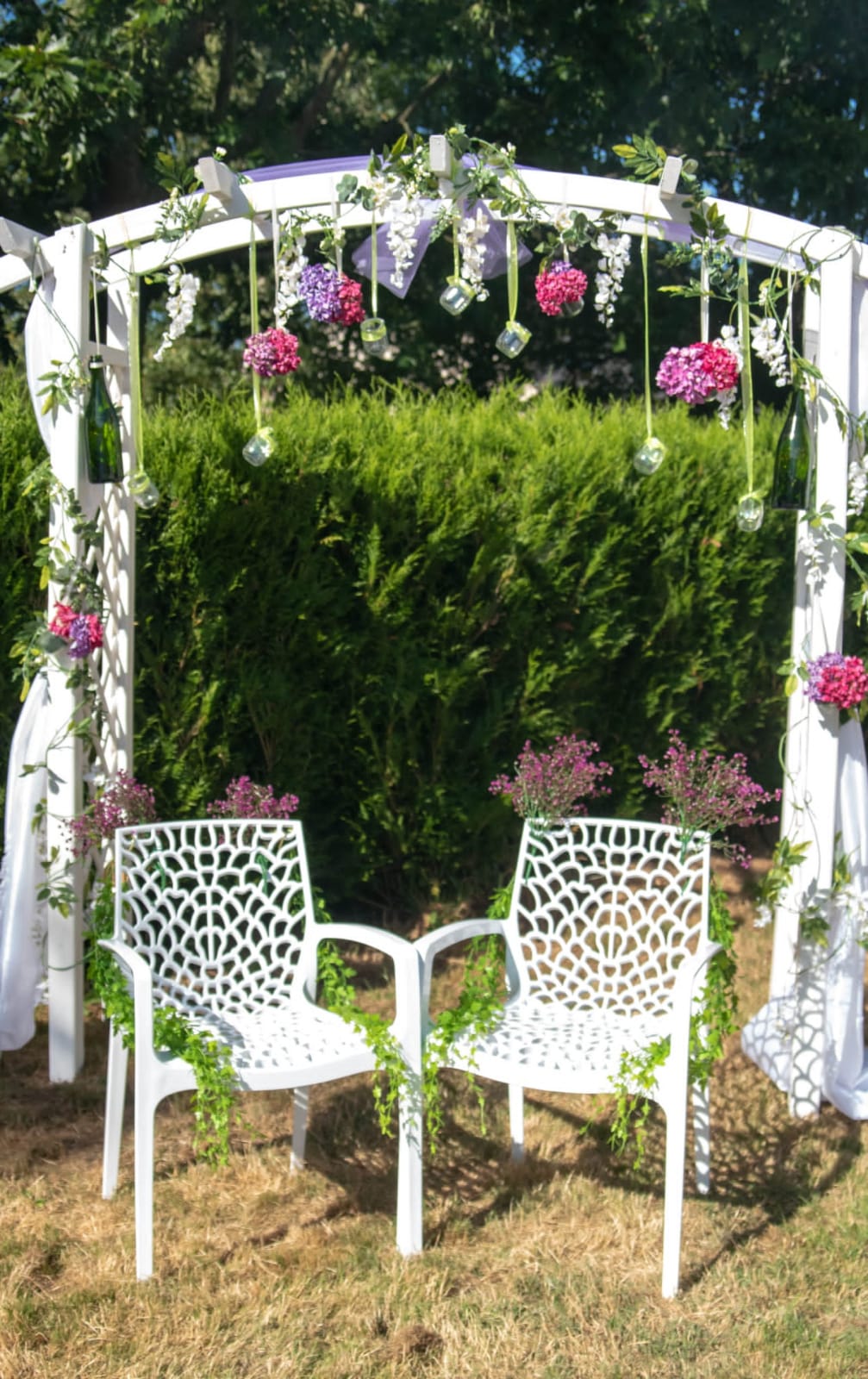 Arche blanche decoree avec chaises blanches