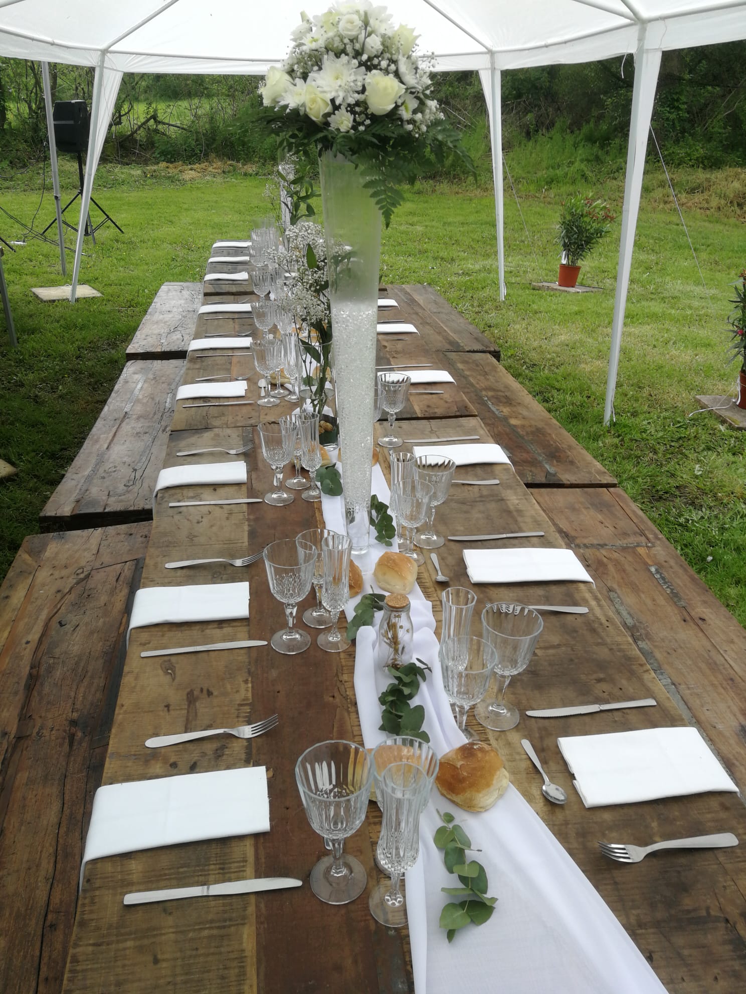 Couverts sur une longue table