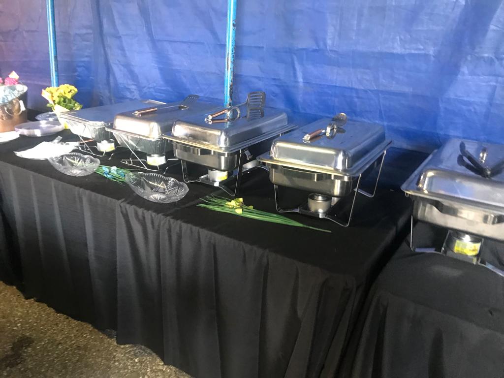 Table de buffet avec chafing dish