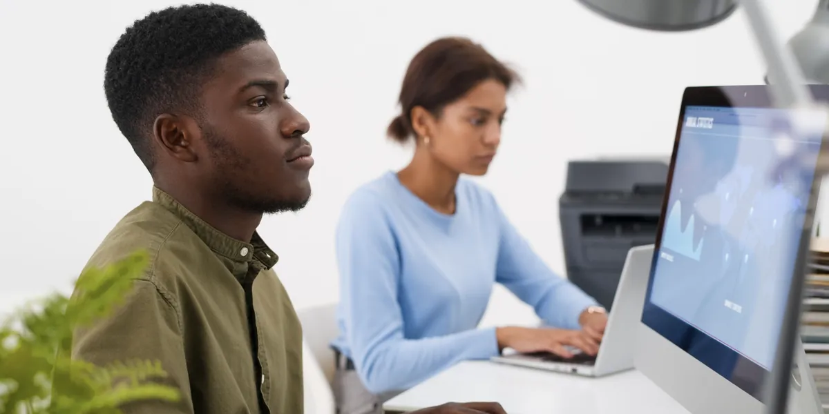 Deux collègues travaillant sur un ordinateur dans un bureau