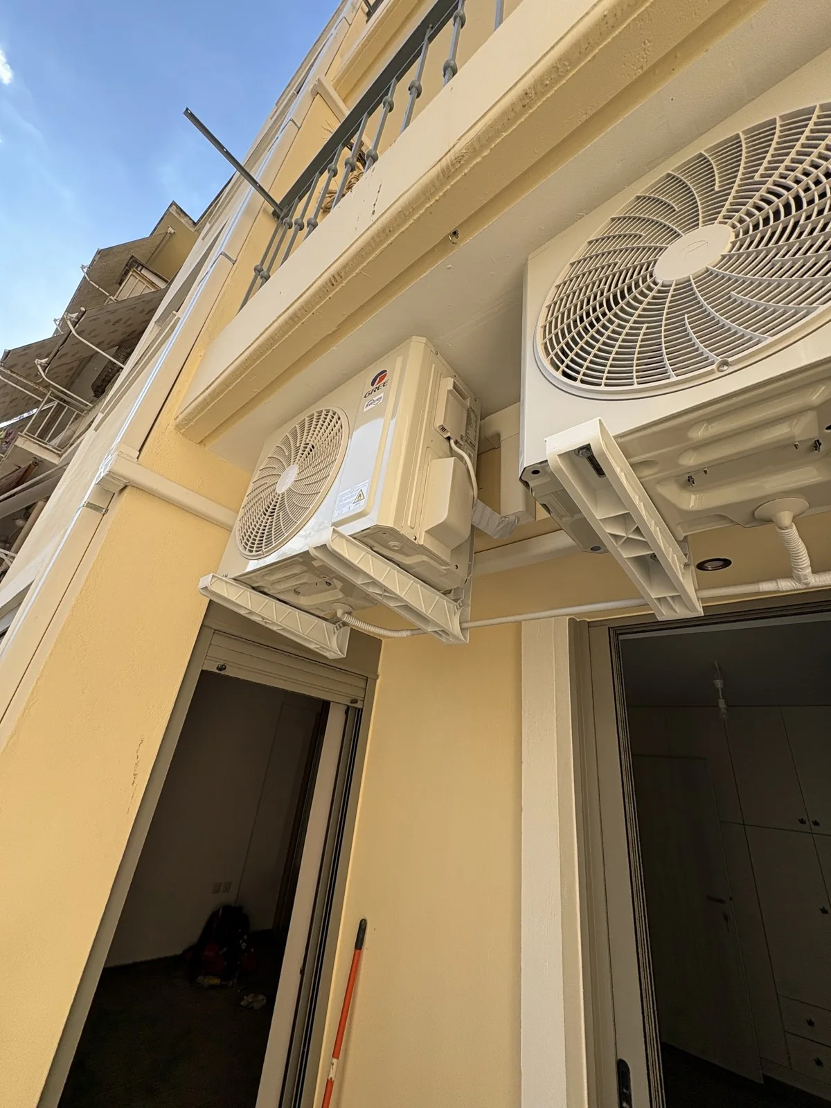 Εξωτερικές μονάδες κλιματισμού σε μεταλλικές βάσεις