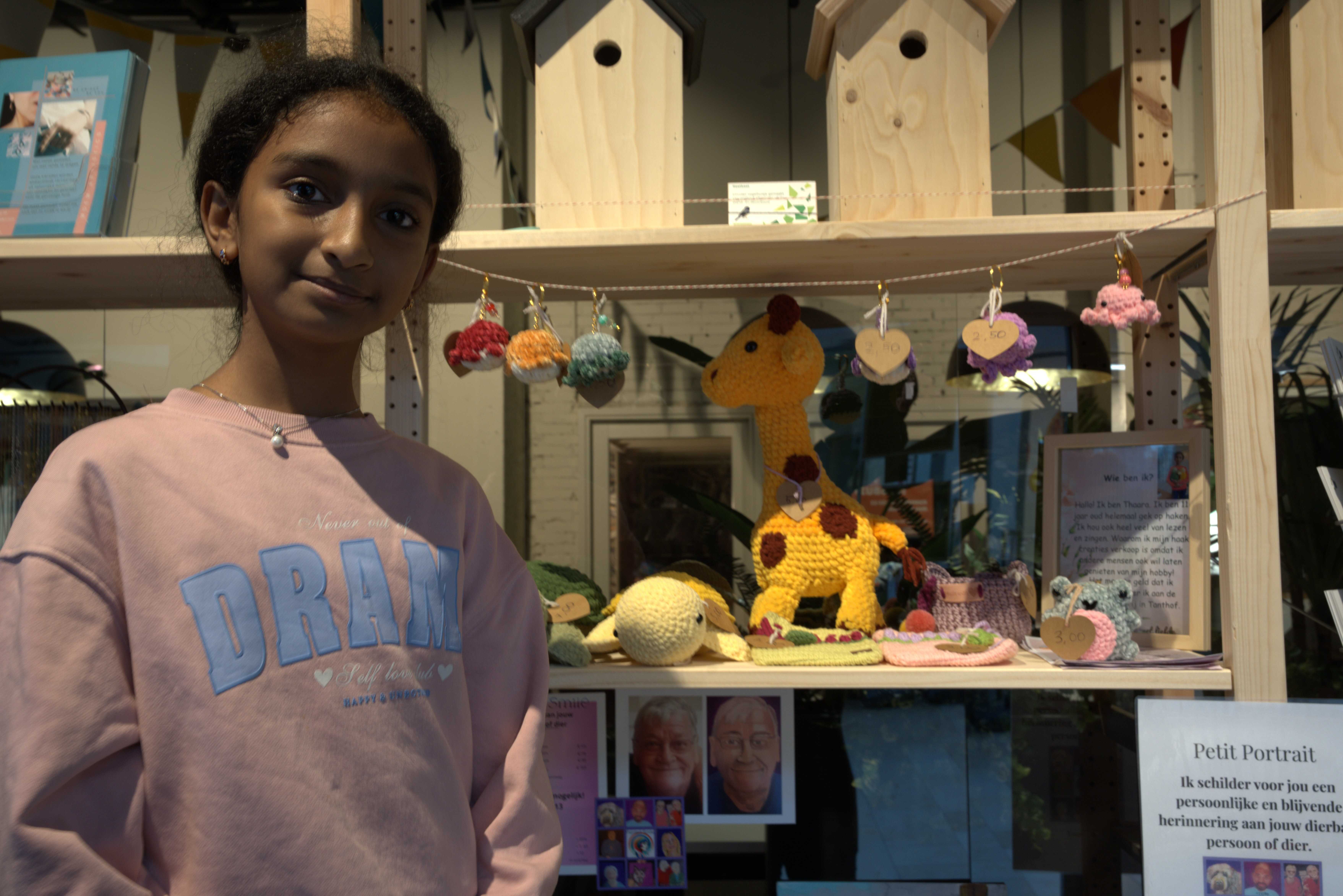 Thaara (12 jaar) is de jongste verkoper van concept store Boost Lokaal, onderdeel van het Delft Boost Lab programma 
