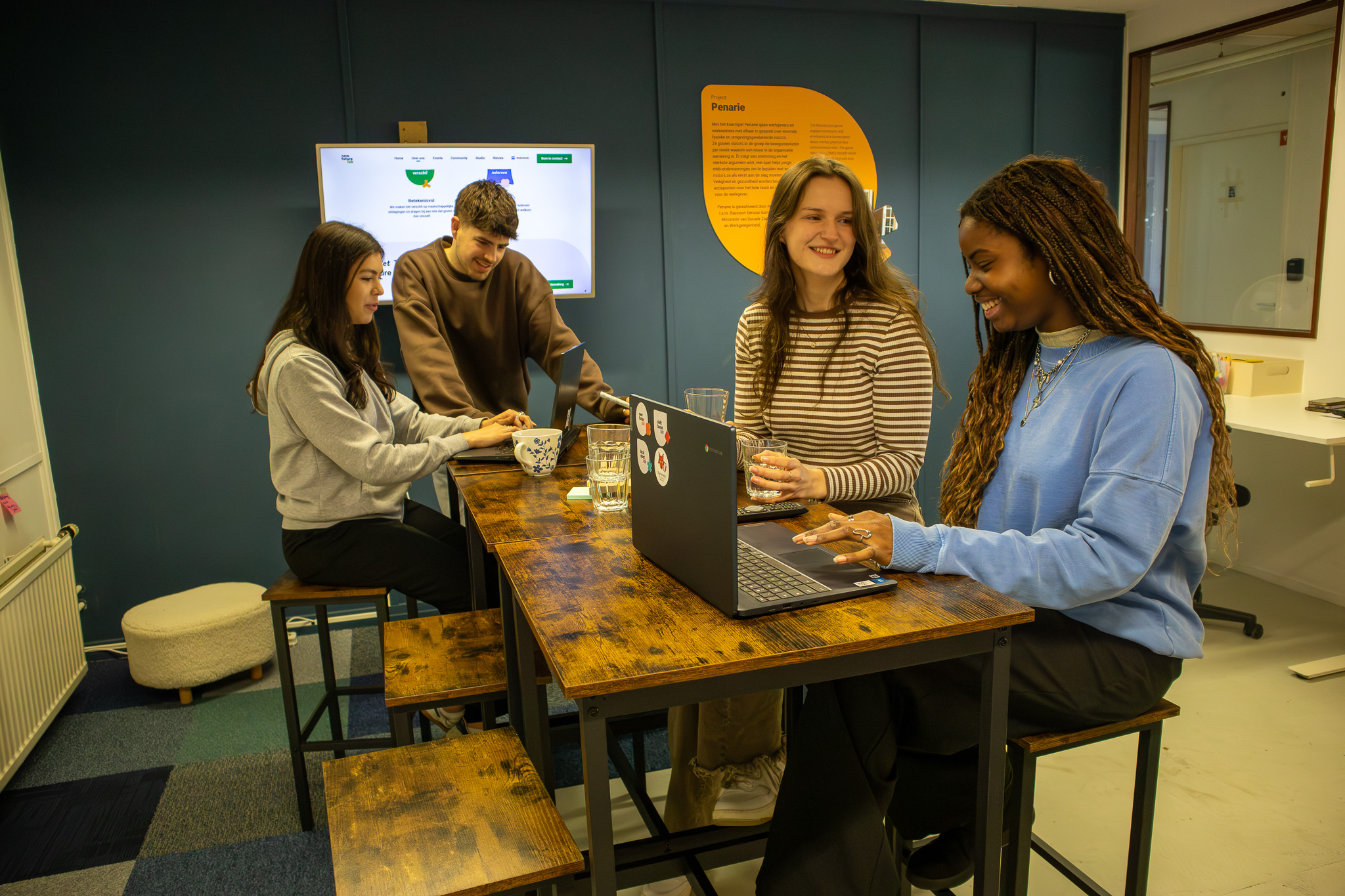 Vacature Office & Community Host