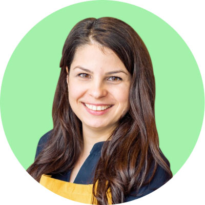 Headshot of Oana Puiu a Plant-based hospitality consultant