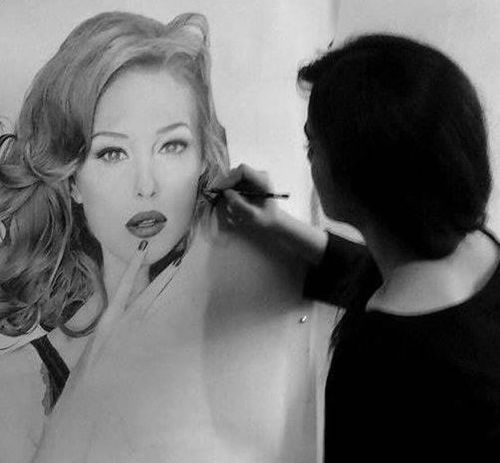 Realistische Bleistift Zeichnung Portrait Junge Frau Lange gewellte Haare Lippenstift Livarto Schülerin Julia F.