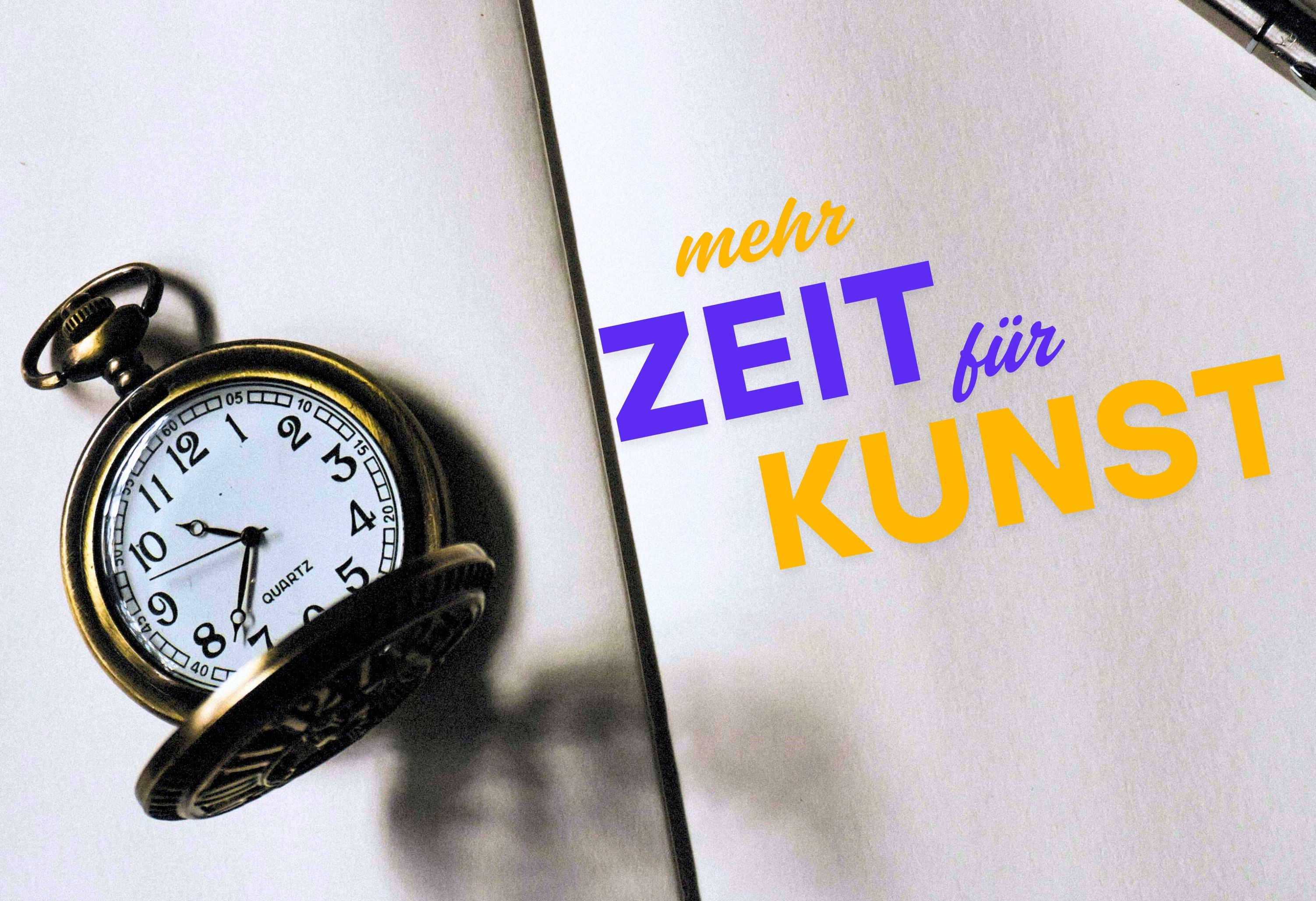 Notizbuch, Uhr und Schrift "Mehr Zeit für Kunst"