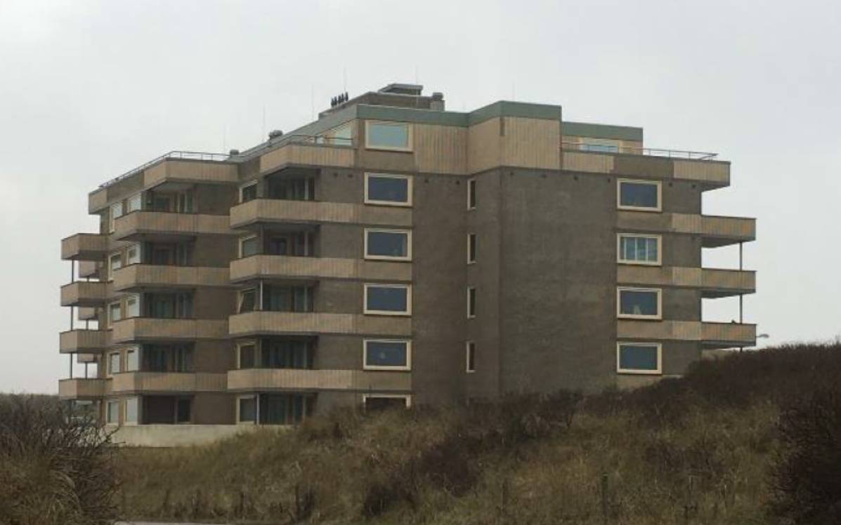 Het aanbrengen van een witte dakcoating op 600 m² dak