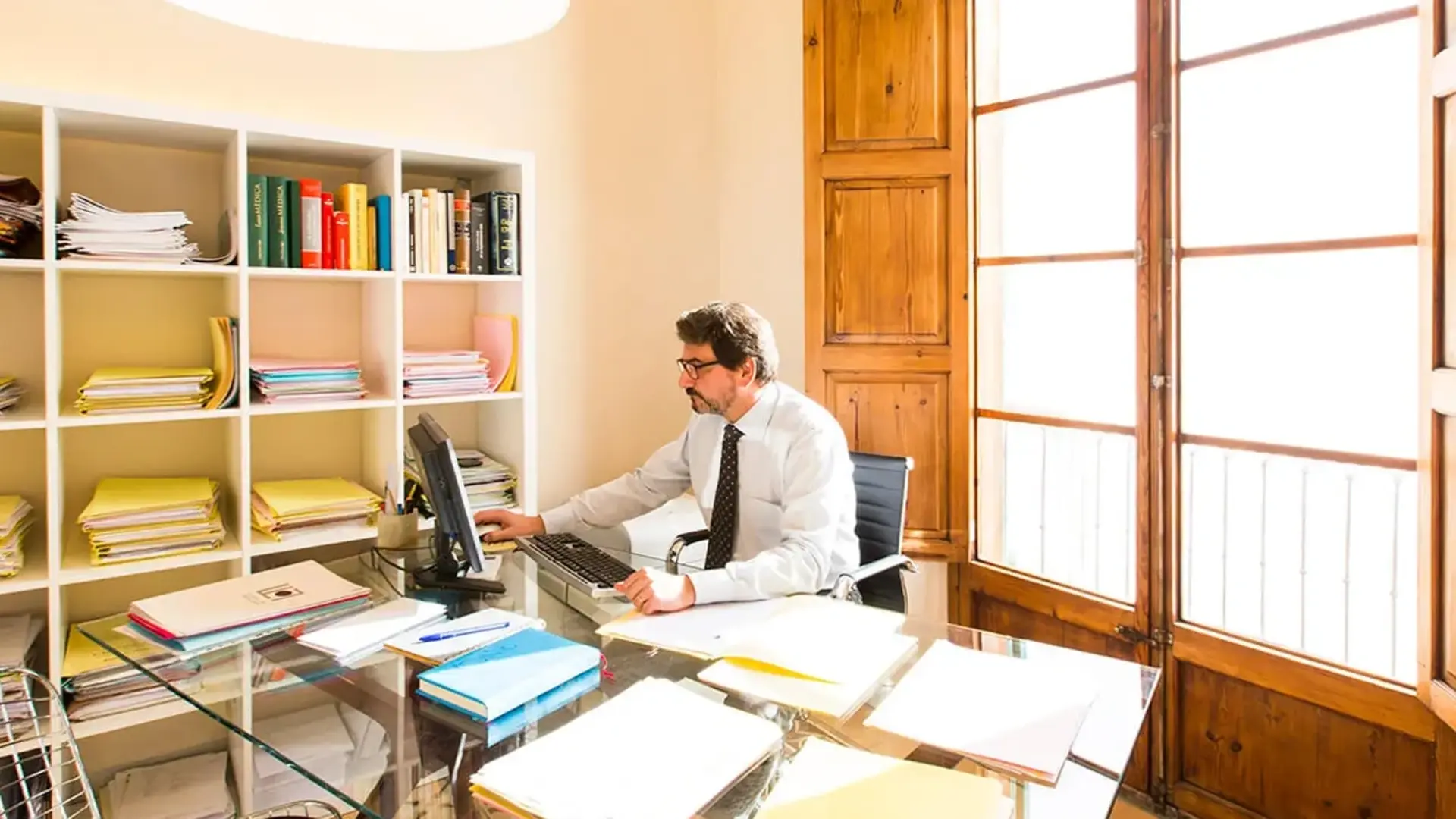 Abogado especialista en accidentes de tráfico en su despacho