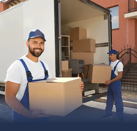 déménageur qui porte des cartons