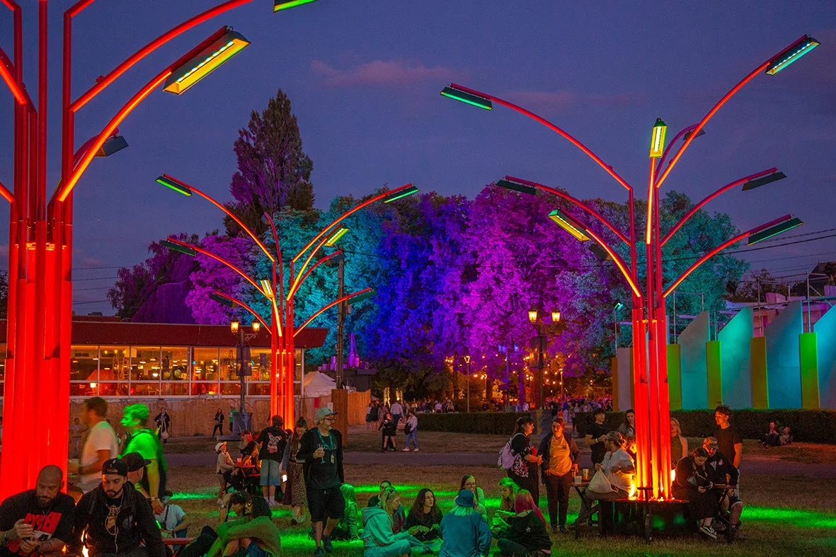 mise en lumiere tilt cabaret vert light scenography