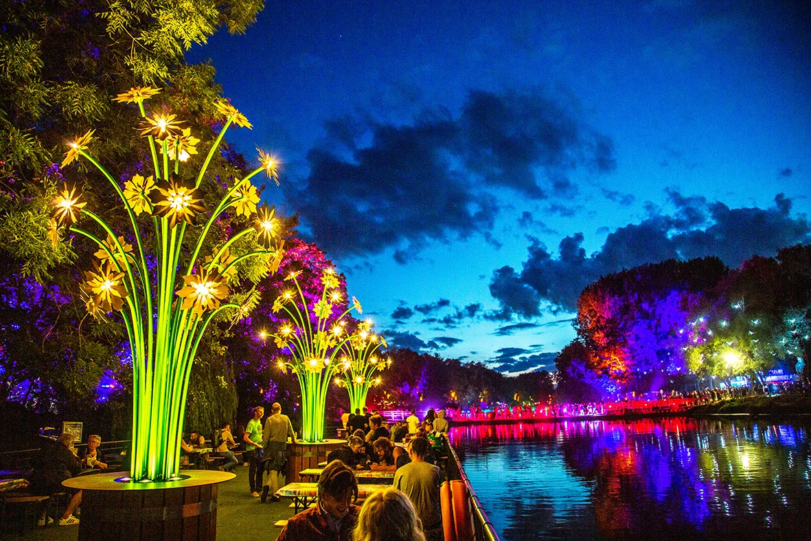 mise en lumiere tilt cabaret vert light scenography