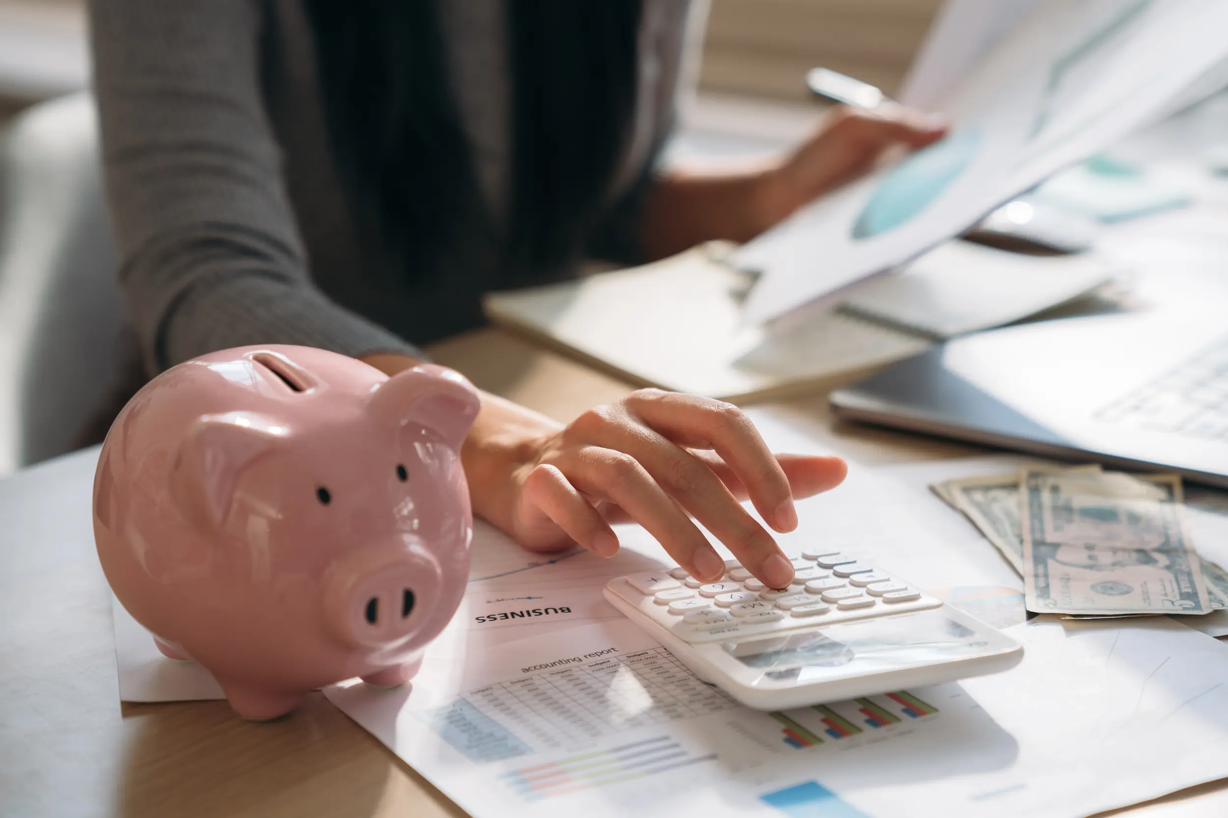 Une femme calcule si elle doit régler ou non la taxe PUMA