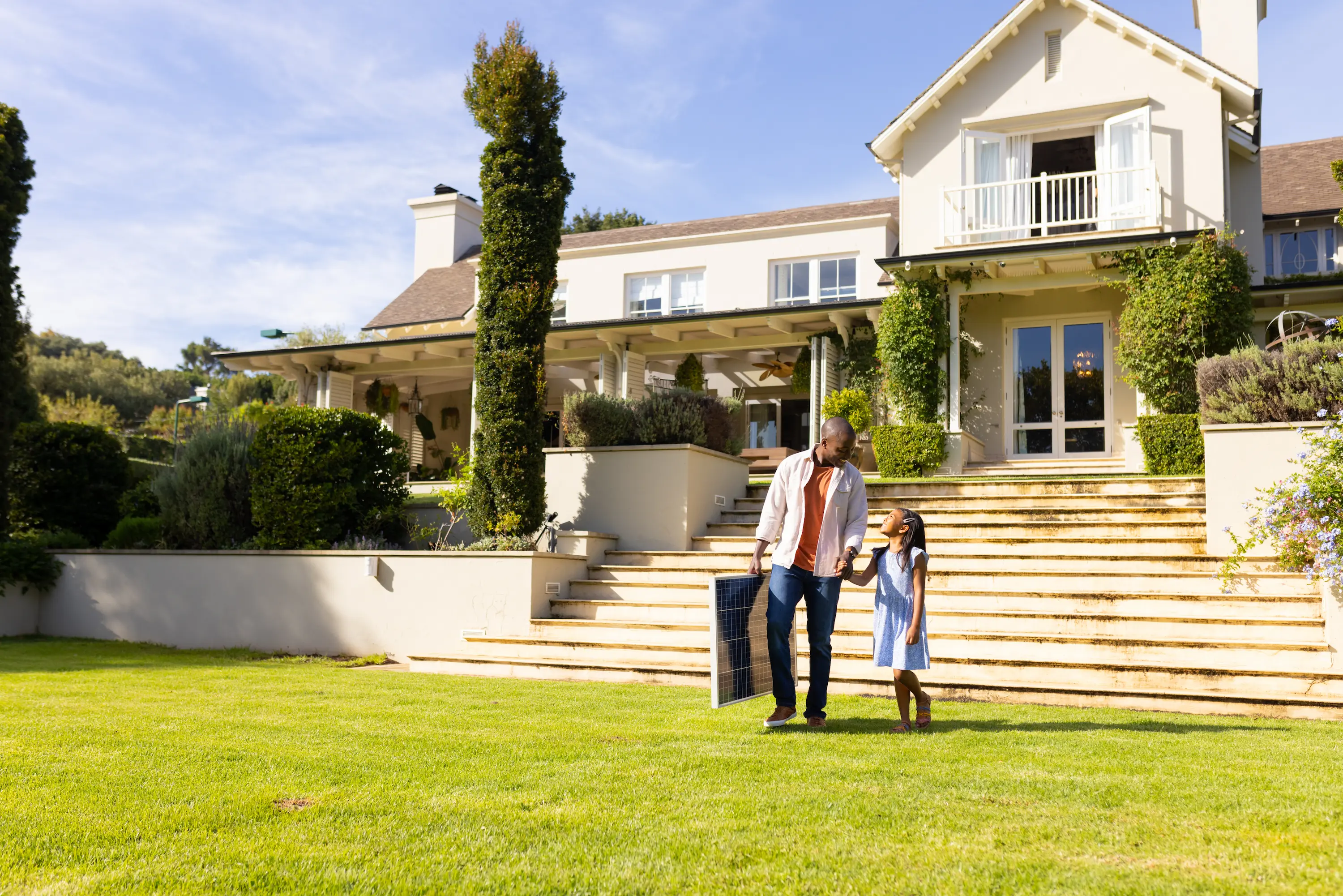 Une famille devant leur maison placée dans une sci familiale