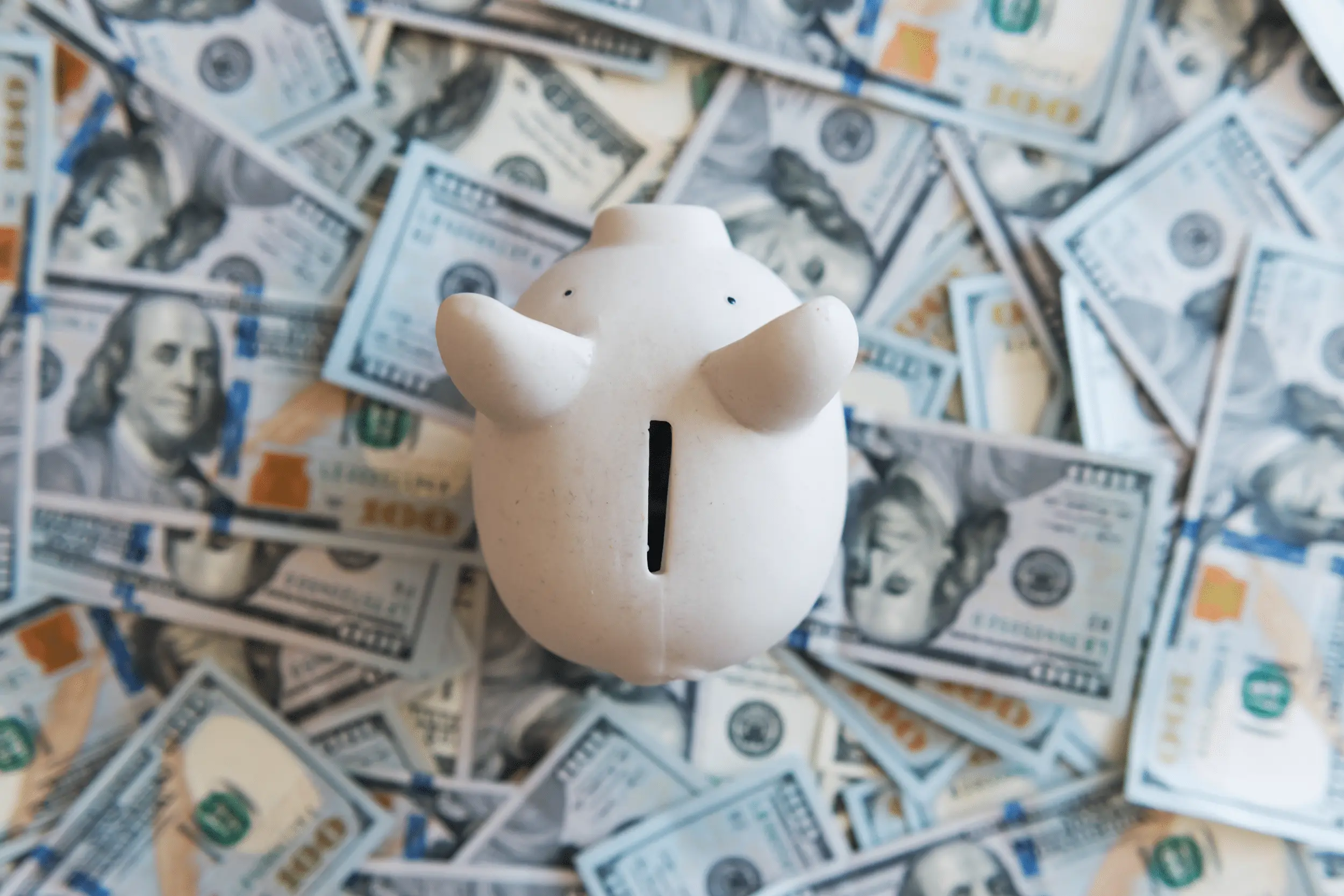 Une tirelire sur un ensemble de billets