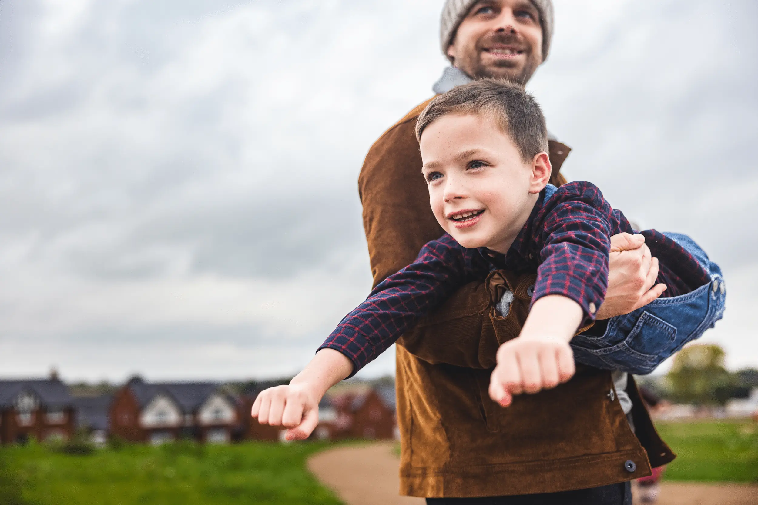Un père joue avec son fils 