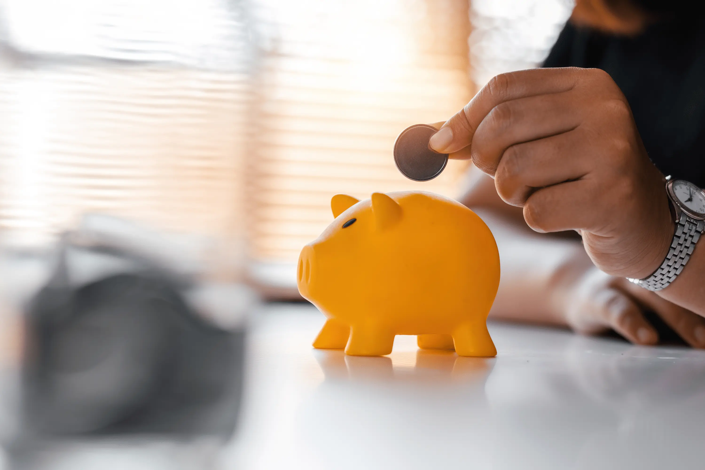 Une tirelire posée sur une table - Compte à terme La Banque Postale