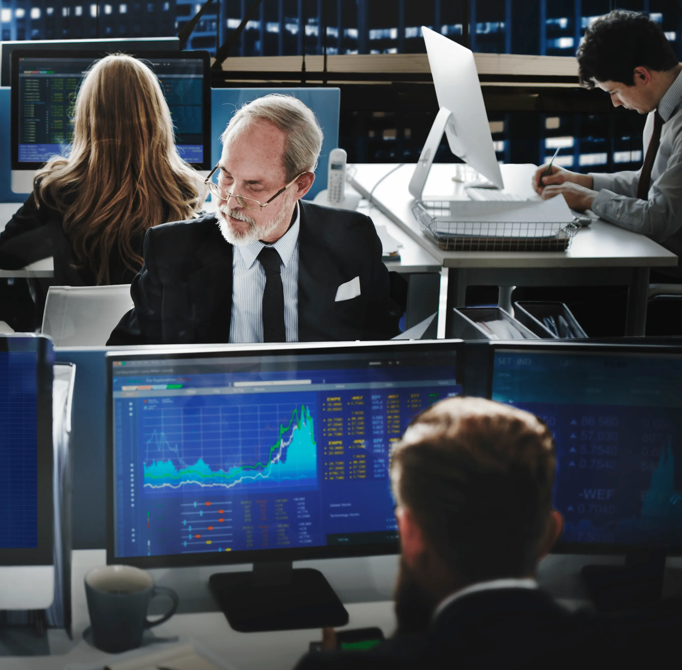 Des analystes financiers examinent le cours d'un ETF crypto