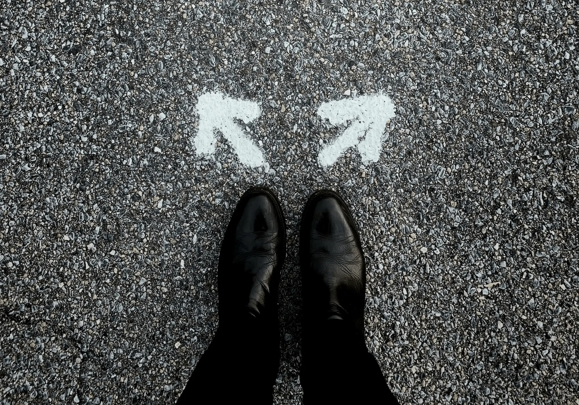 Choix crucial entre deux chemins, deux voies, vers peut-être un monde meilleur