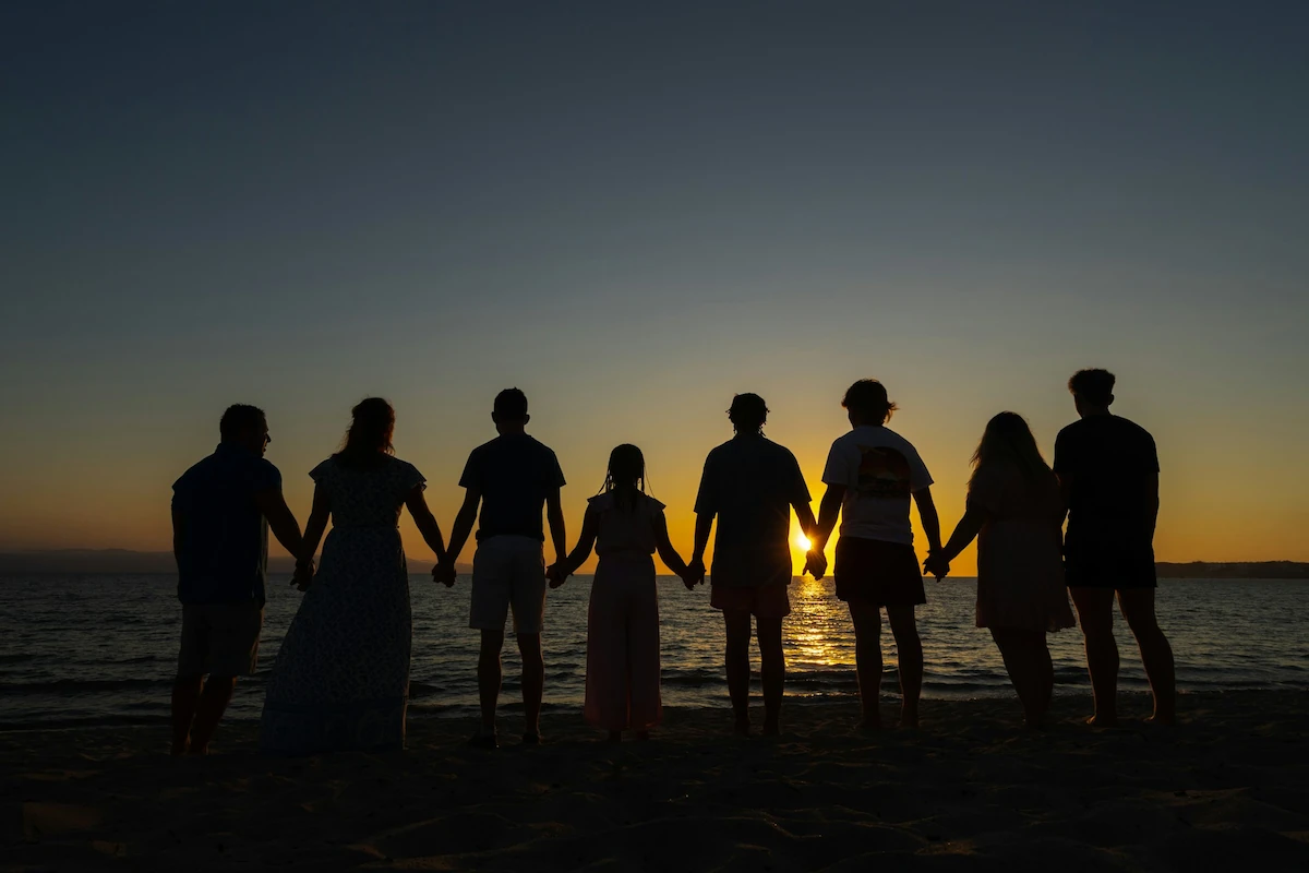 Famille sur la plage au bord de la mer