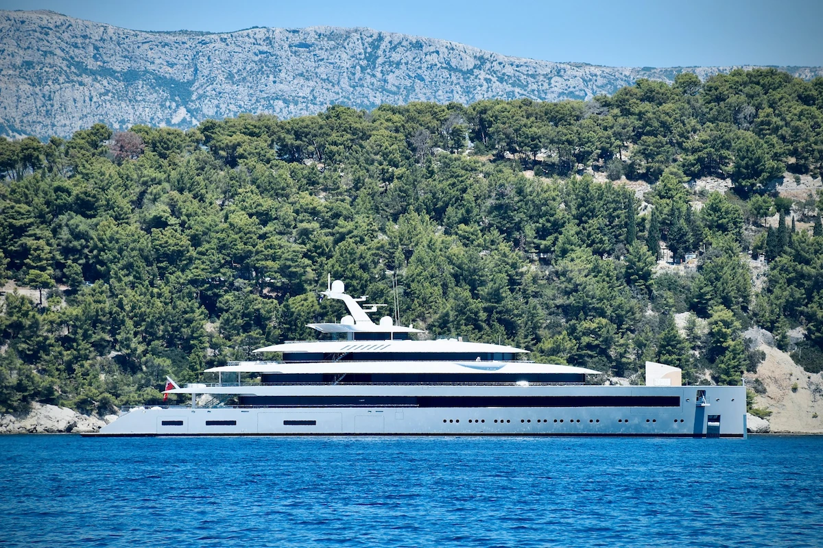 Un yacht sur une mer bleue - Combien rapporte 10 millions d'euros placés ?