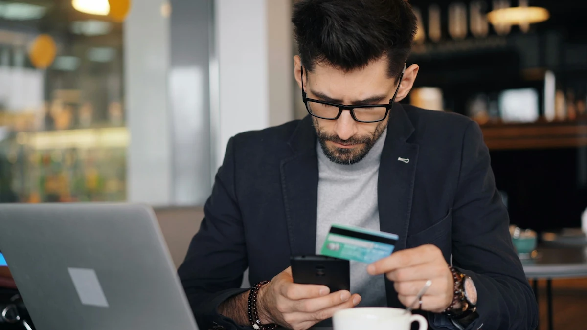 Personne travaillant sur un ordinateur sur les finances de son entreprise