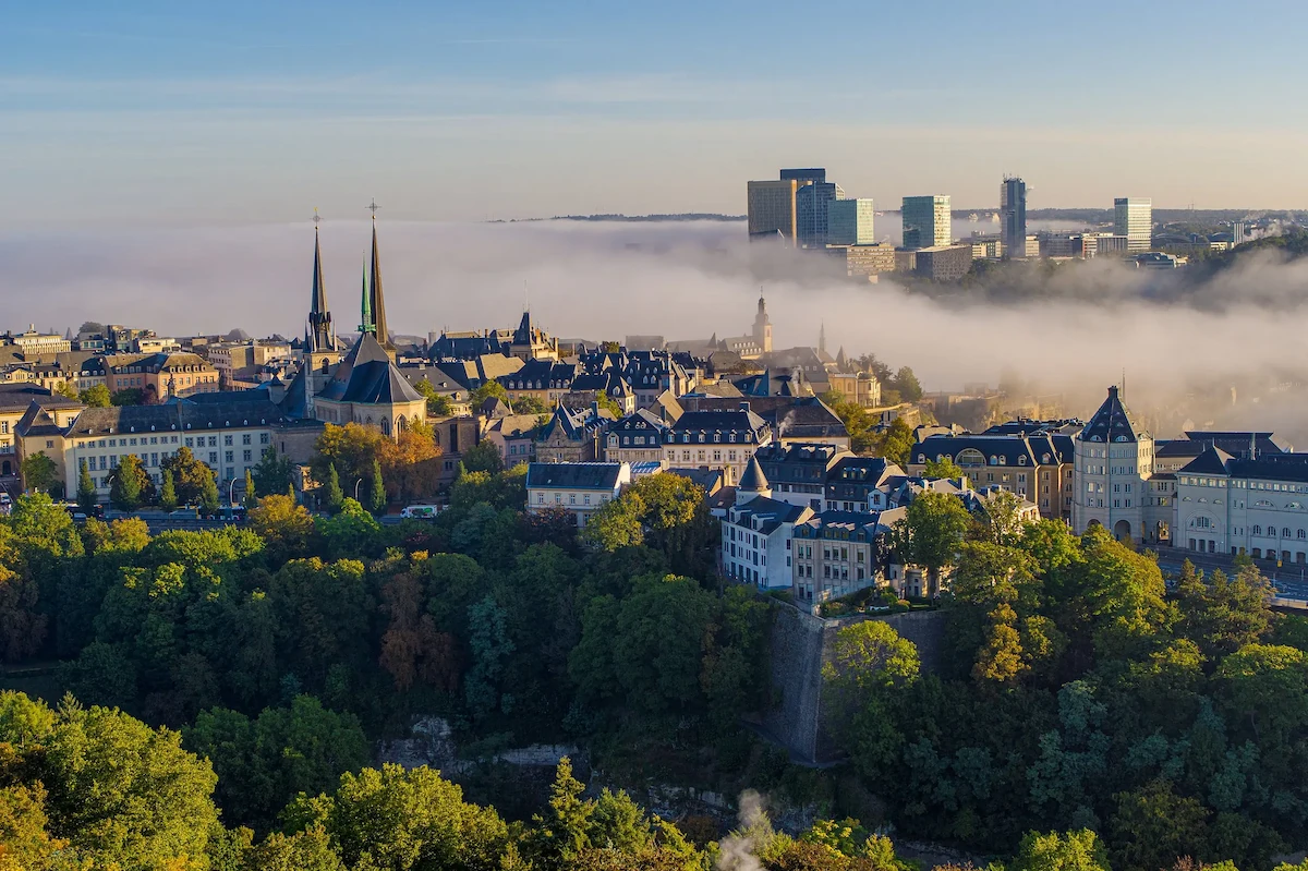 Une vue du chemin de la courniche au Luxembourg, où il est possible d'ouvrir un compte facilement