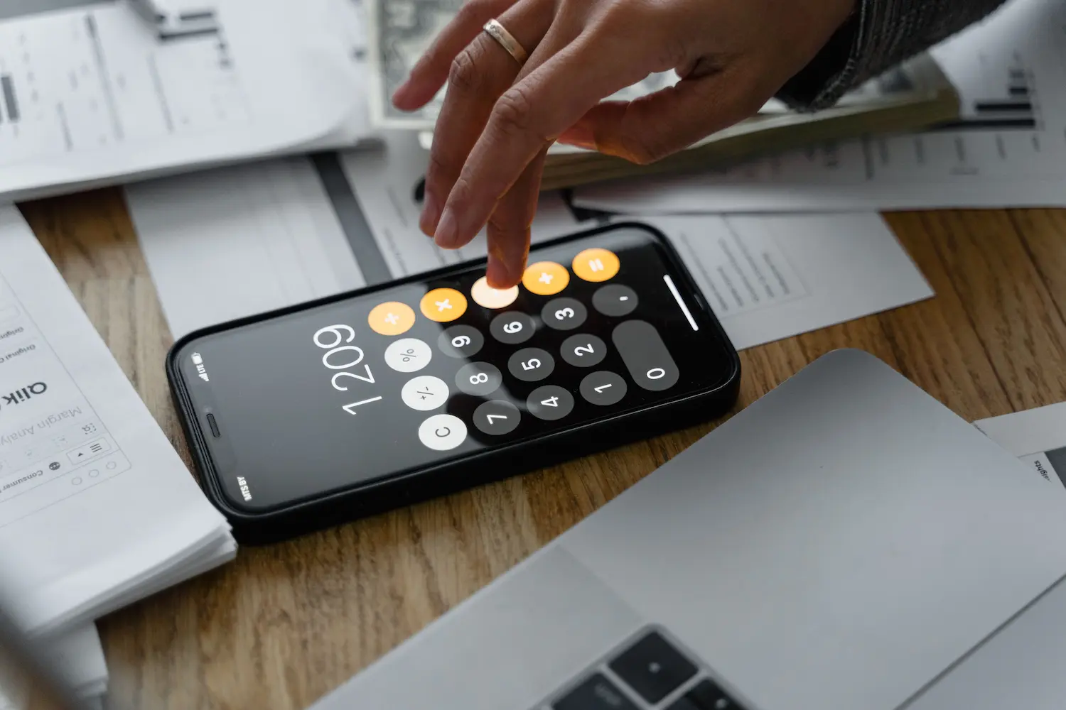 Accord professionnel avec une poignée de main sur des graphiques commerciaux dans un bureau