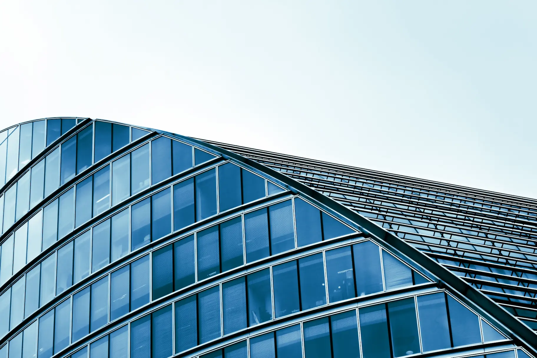 Architecture moderne élégante avec une façade en verre incurvée dans un environnement urbain