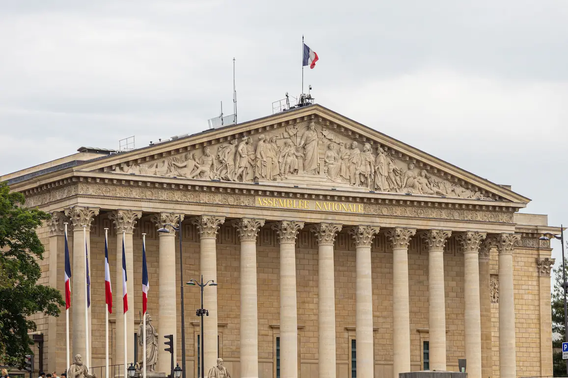La majestueuse façade de l'Assemblée nationale à Paris