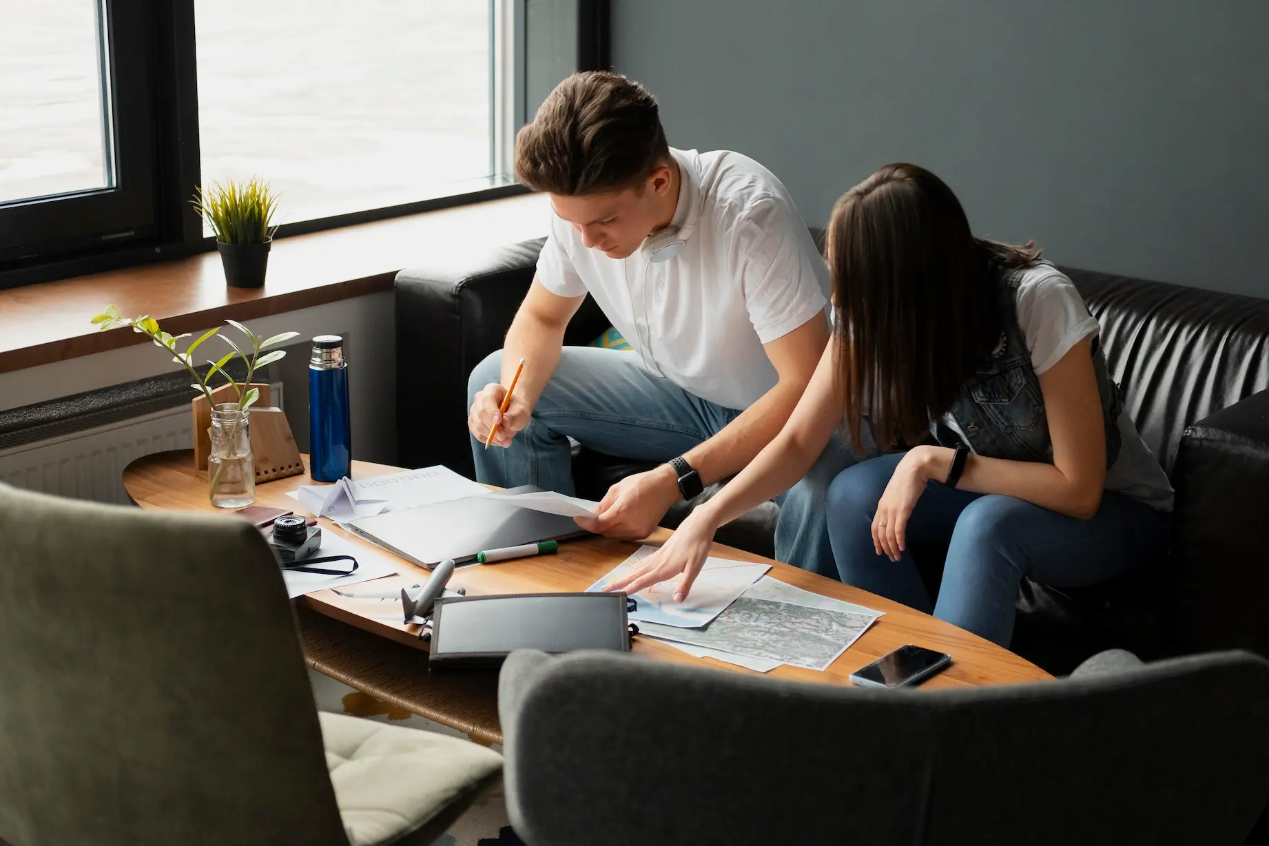Personnes à plan moyen lisant des documents
