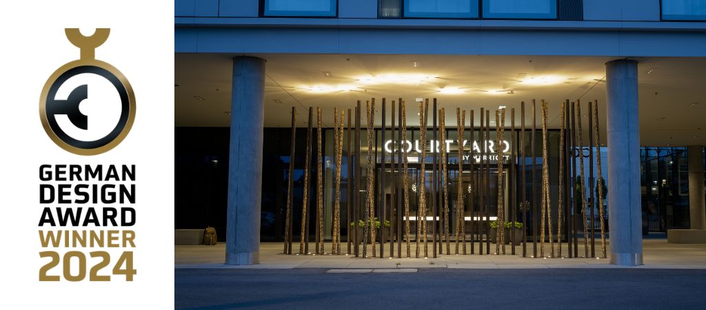 Eingangsfoyer des Hotels im Galileo mit "Pole Forest