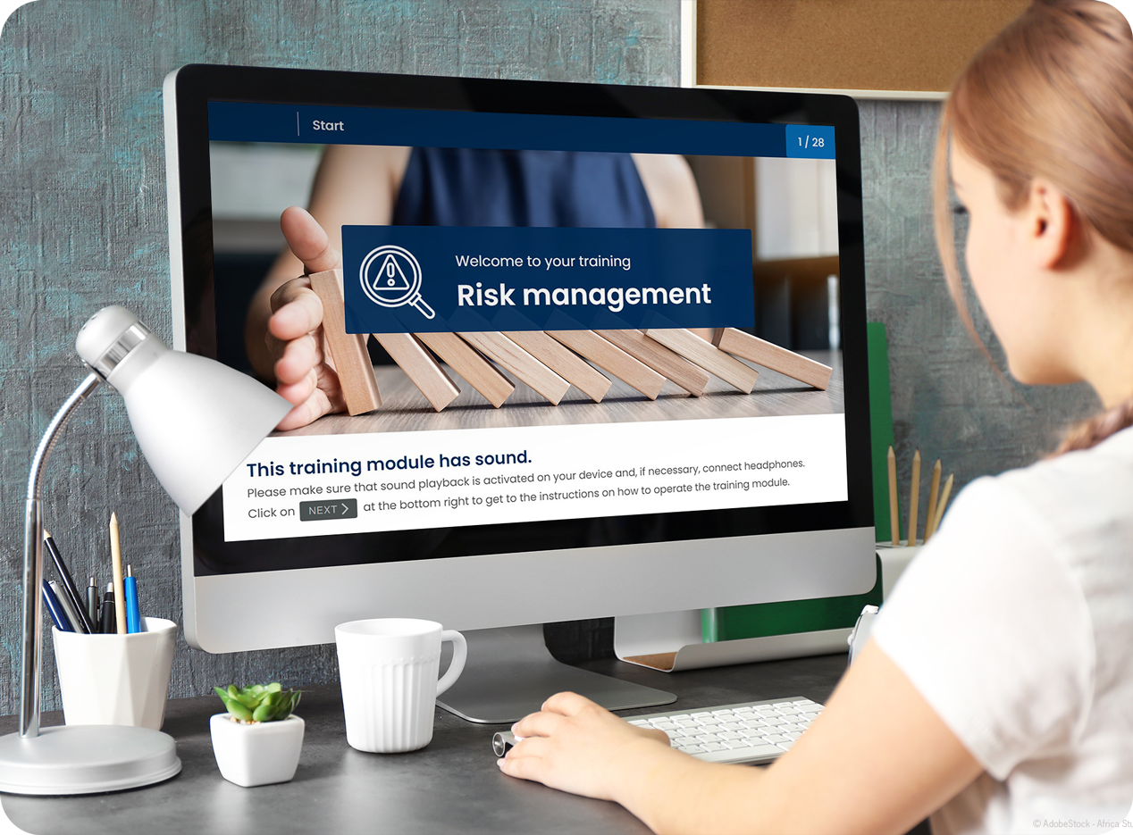 Woman infront of a computer lstarting an E-Learning course