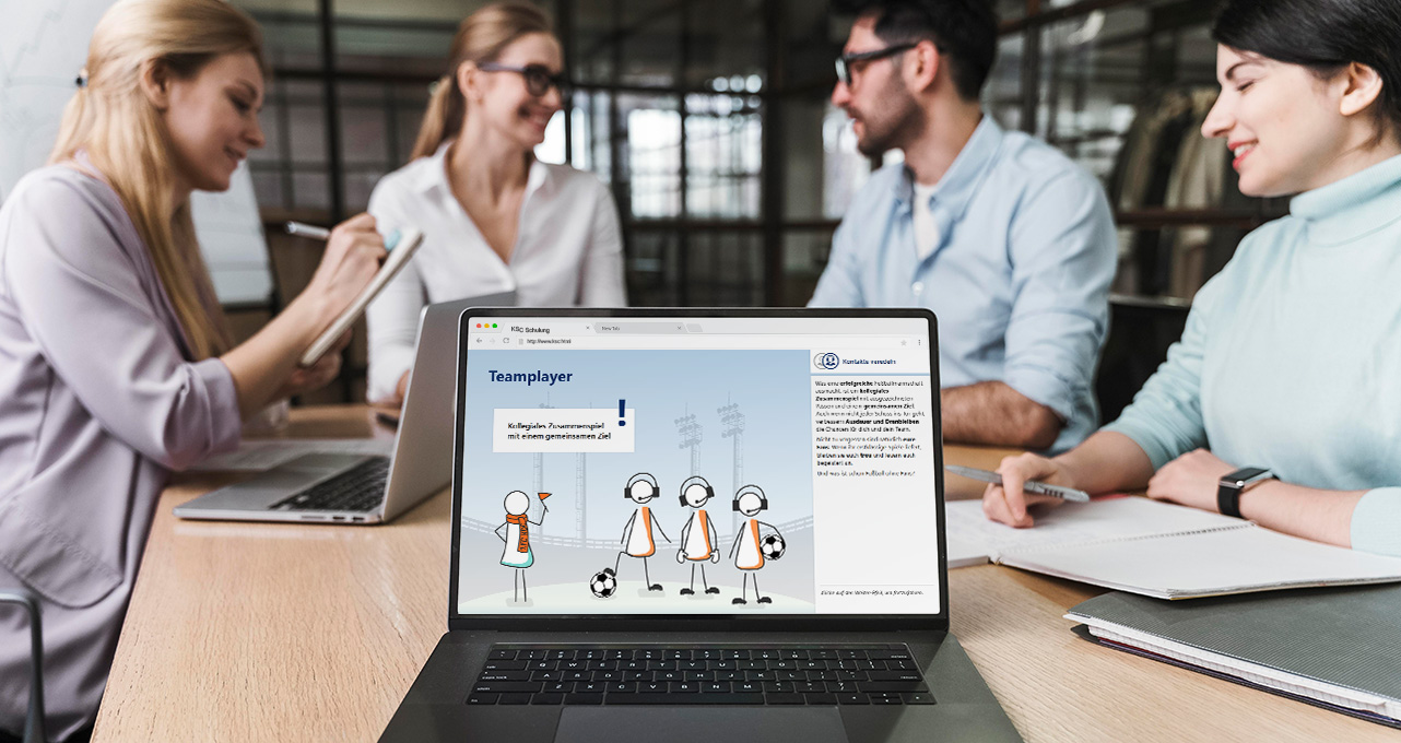 Bildschrim mit Teamwork Screen vor einer Gruppe im Kunden Service Center