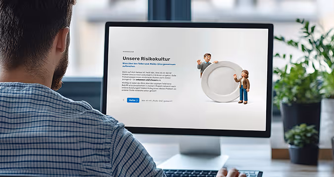 Ein Mitarbeiter betrachtet das E-Learning-Modul 'Unsere Risikokultur' am Desktop-Monitor. Die Bildschirmfolie nutzt eine anschauliche 3D-Metapher – den Blick über den Tellerrand –, um Mitarbeitenden zu erklären, wie Risiko-Silos im Unternehmen gemeinsam aufgebrochen werden können.