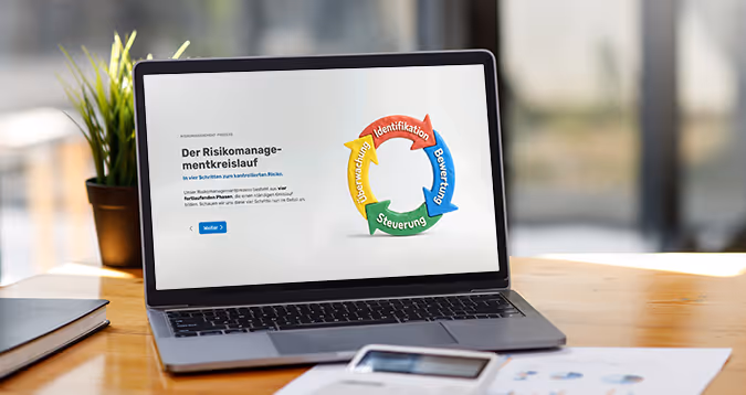 Ein Laptop auf einem modernen Schreibtisch zeigt das E-Learning-Modul 'Der Risikomanagementkreislauf'. Auf dem Bildschirm visualisiert ein 3D-Kreisdiagramm die vier zentralen Phasen des Risikomanagements: Identifikation, Bewertung, Steuerung und Überwachung.