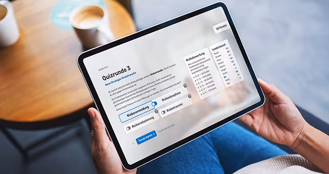Nahaufnahme einer Person, die das interaktive Risiko-Quiz der E-Learning-Schulung flexibel auf einem Tablet absolviert. Der Bildschirm zeigt 'Quizrunde 3' mit Fokus auf Risikostrategien (wie Risikotransfer oder Risikovermeidung) sowie motivierende Gamification-Elemente in Form eines Leaderboards und einer Punkteübersicht.