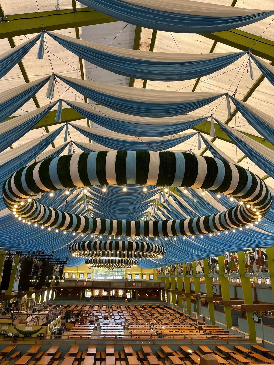 Der Countdown läuft! 🥨🍻
-
-
-
-
#oktoberfest #deko #bier #ozapftis #munich #bavaria #germany #event #girlanden #teamwork #fun #muc #traditional #bayrisch #dirndltime #lederhosentime