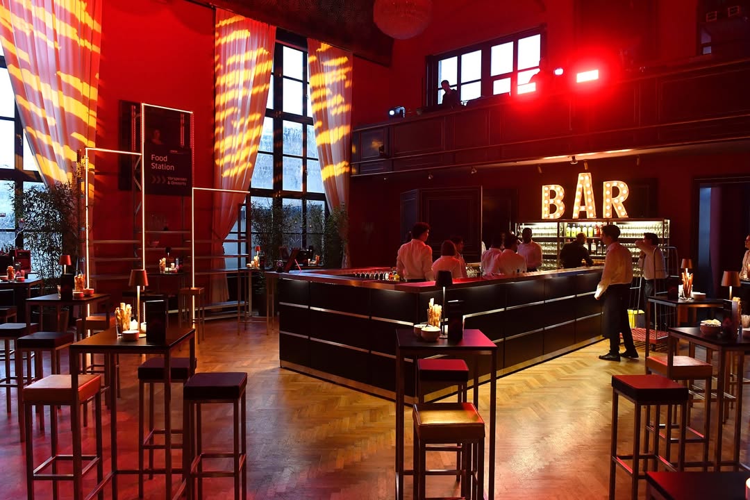 Eine Nacht voller elektronischer Klänge und pulsierender Energie 🎻⚡️🎶
-
-
-
-
-
-
#electronic #night #design #event #deko #moments #instagood #october #muc #music #beats #magic #aesthetic #food #art #munich #party #stage #deco
