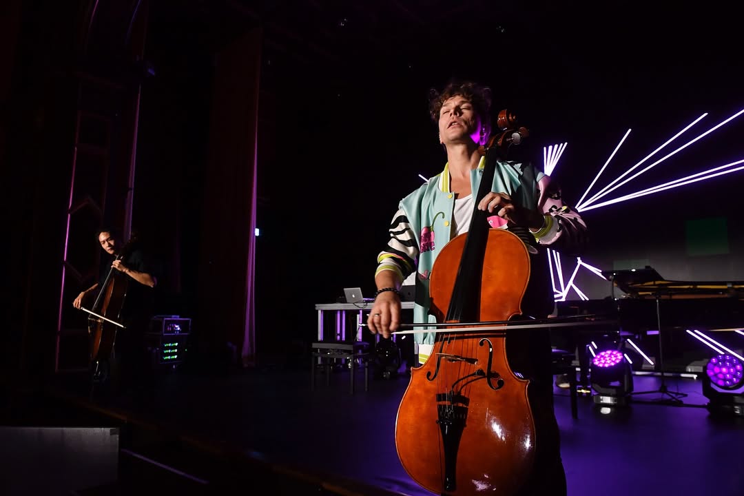 Eine Nacht voller elektronischer Klänge und pulsierender Energie 🎻⚡️🎶
-
-
-
-
-
-
#electronic #night #design #event #deko #moments #instagood #october #muc #music #beats #magic #aesthetic #food #art #munich #party #stage #deco
