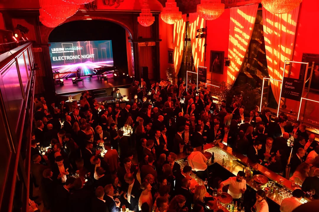 Eine Nacht voller elektronischer Klänge und pulsierender Energie 🎻⚡️🎶
-
-
-
-
-
-
#electronic #night #design #event #deko #moments #instagood #october #muc #music #beats #magic #aesthetic #food #art #munich #party #stage #deco
