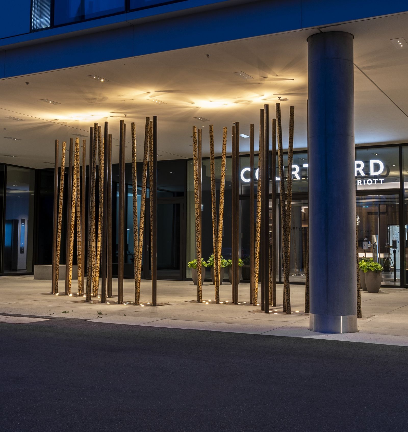 Eingangsfoyer des Hotels im Galileo mit "Pole Forest