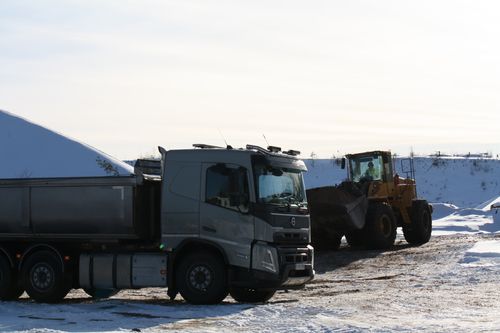 Kuorma-auto ja traktori